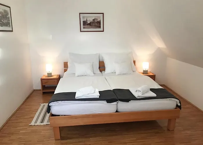 Huszarvar Hotel Kastelyszallo